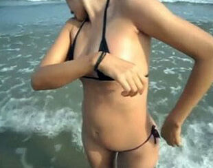 Spouse filmed his virgin wifey on the beach in vacation.